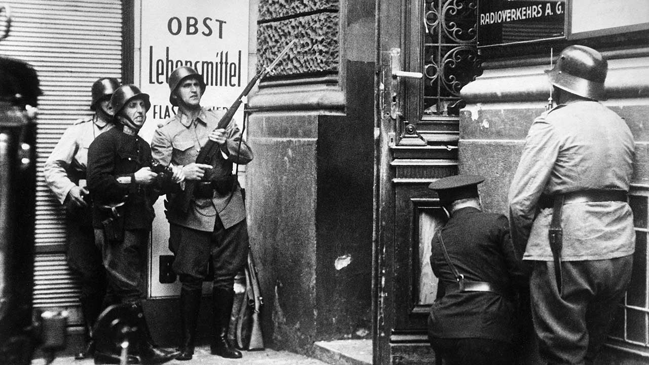 Österreichische Soldaten belagern das von nationalsozialistischen Putschisten besetzte Gebäude der Wiener Radio-Verkehrs-Aktiengesellschaft (RAVAG) am 25.07.1934