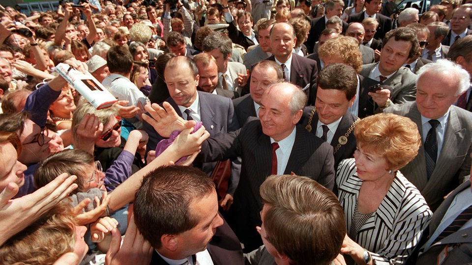 Michail Gorbatschow und seine Frau Raissa inmitten einer begeisterten Menschenmenge auf dem Bonner Marktplatz am 13.06.1989