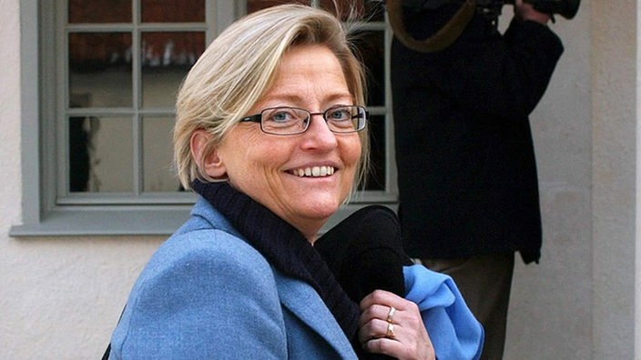 Schwedens Außenministerin Anna Lindh, am 5.03.2003 auf Straße in Kamera lächelnd