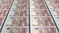 10-Euro-Banknoten aus der Produktion des Geld - und Chipkartenherstellers Giesecke & Devrient in München,