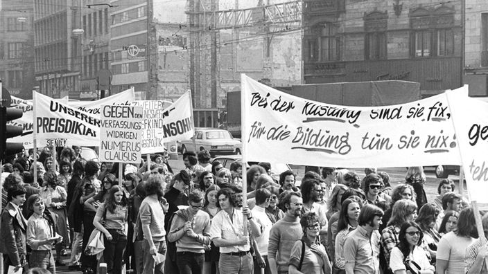 Studenten-Demo gegen Studienplatz- und Lehrermangel in Düsseldorf (1972 s/w)