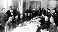 Die Delegationen der Sowjetregierung und der Mittelmächte am Verhandlungstisch 1917 in der weißrussischen Stadt Brest-Litowsk