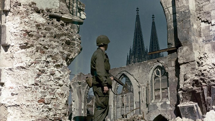 US-Soldat in den Trümmern der Kölner Altstadt nach der Einnahme am 07.03.1945 (Undatierte Aufnahme)