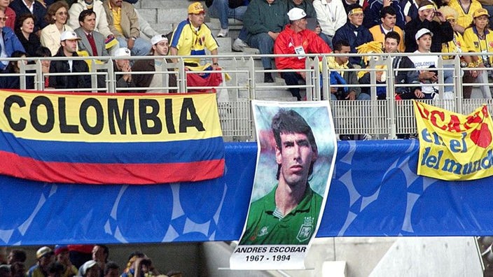 Kolumbianische Fußballfans am 15.6.1998 im Stade Gerland von Lyon mit Foto-Transparent, das an Andres Escobar erinnert