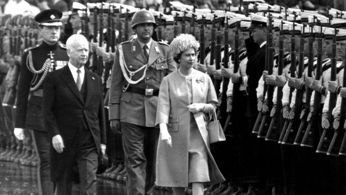 Queen Elisabeth II. und Bundespräsident Heinrich Lübke schreitet am 18.05.1965 auf dem Flughafen Köln/Bonn die Ehrenformation des Wachbatallions der Bundeswehr ab