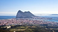 Die spanische Stadt La Linea City am Meer vor dem "Stein von Gibraltar"