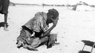 Ein Mann am Ende seiner  Kräfte in der Sahel Zone in Afrika in den 1970-er Jahren