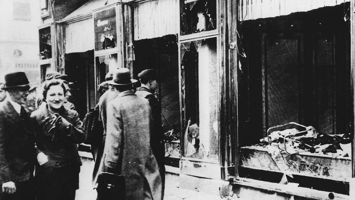 Zerstörtes und geplündertes Jüdisches Geschäft in Berlin nach dem Pogrom vom 9. zum 10.11.1938