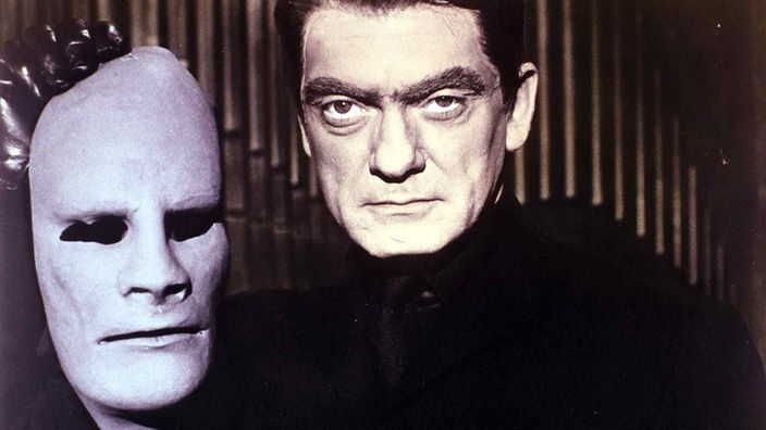 "Fantomas"-Darsteller Jean Marais mit Fantomas-Maske