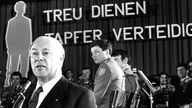 Bundesverteidigungsminister Georg Leber (SPD) während eines Festakts zum 20-jährigen Bestehen der Bundeswehrschule für Innere Führung 1977 in Koblenz