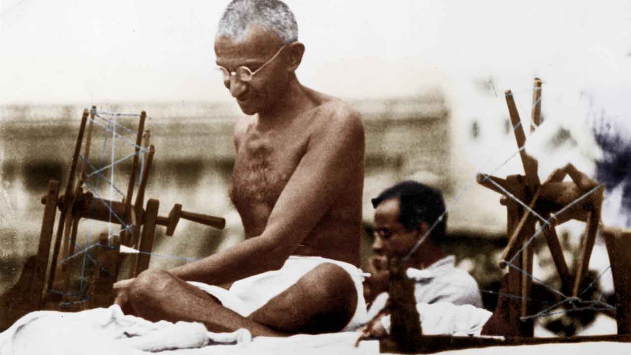 Mahatma Gandhi am Spinnrad am 09.06.1925