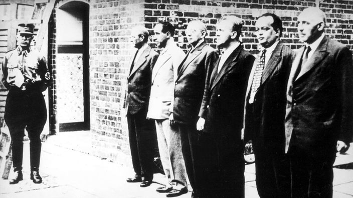 Politische Häftlinge im KZ Oranienburg (v. l.): Magnus, W. Flesch, Cuesecke, Alfred Braun, Fritz Ebert, Ernst Heilmann (Aufnahme im August 1933)