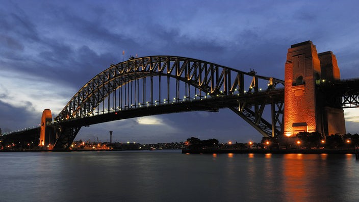 Totale der Sydney Harbour Bridge in der Abenddämmerung 