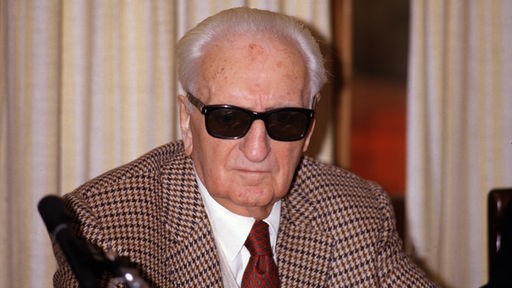 Enzo Ferrari mit Sonnebrille bei Pressekonferenz