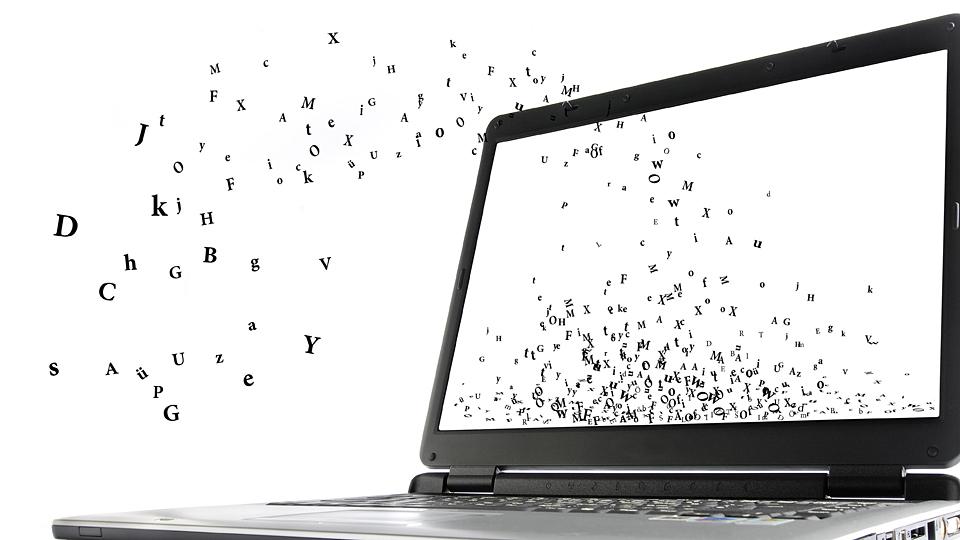 Buchstaben fliegen aus einem Laptop