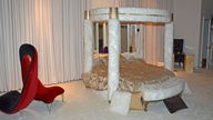 Princes Schlafgemach mit rundem Plüsch-Himmelbett in Gold- und Cremetönen