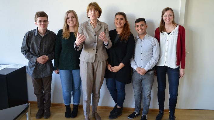 Schülerinnen und Schüler der Kölner Schülerzeitung k50 mit Oberbürgermeisterin Henriette Reker