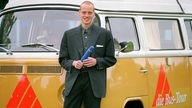 Aktuelle Stunde 1998: Reporter Christian Dassel vor seinem VW-Bus. 