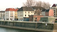 Blick auf die Kulissenstadt der "Anrheiner" am Ufer des Rheins im Köln-Mülheimer Hafen.