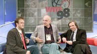 Fußball-WM 1998, WDR-Intendant Fritz Pleitgen, WM-Teamchef von ARD und ZDF, mit ARD-Studiomoderator Gerhard Delling (l) und Experte Günter Netzer (re) im WM-Studio im Pariser Fernsehzentrum IBC.