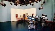 29.12.1991. Vorbereitungen zur Aufzeichnung der Fernsehserie "Kulturweltspiegel" in einem Fernsehstudio des WDR.