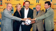 v.l. WDR-Sportchef Heribert Faßbender, Ulla Kock am Brink, Reinhold Beckmann, Uwe Seeler und DFB-Mediendirektor Wolfgang Niersbach.