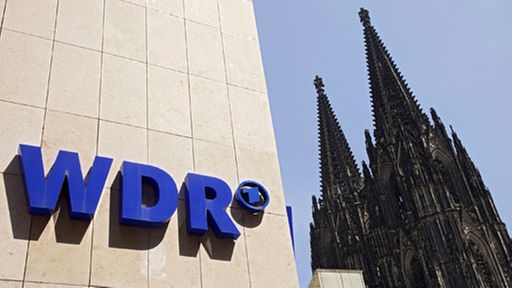 WDR-Logo, Kölner Dom im Hintergrund