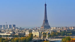 Blick über die Stadt mit Seine und Eiffelturm, Paris, Ile de France, Frankreich