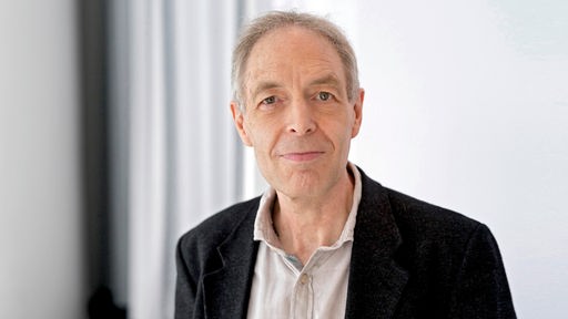 Portrait von Holger Cappell vor neutralem Hintergrund