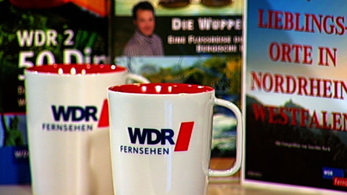 Zwei weiße Tassen mit Aufschrift "WDR Fernsehen"