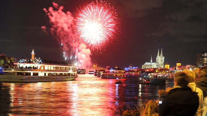 Rotes Feuerwerk am Rheinufer bei den Kölner Lichtern 