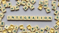 Schriftzug "Integration" zwischen Scrabble-Buchstaben