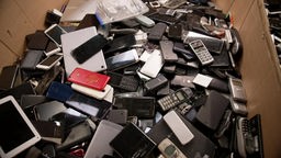 Das Bild zeigt einen Haufen mit Elektrogeräten