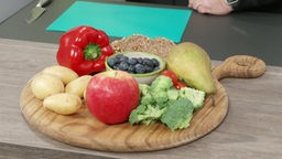 Das Bild zeigt eine Platte mit Obst und Gemüse