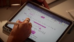 Das Bild zeigt ein Tablet mit Matheaufgaben.