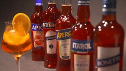 Verschiedene verschiedene Flaschen mit Aperol-Alternativen