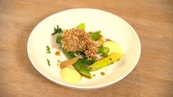 Garnelen in gepuffter Quinoa auf grünem Spargel mit Wasabi-Mayonnaise