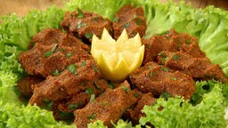 Das Bild zeigt ein Gericht namens Çiğ Köfte. 