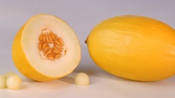 Das Bild zeigt eine gelbe Honigmelone.