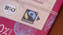 Das Bild zeigt ein aufgedrucktes Fairtrade-Gütesiegel.