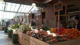 Das Bild zeigt einen Gemüsemarkt.