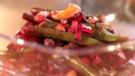  Rote Bete/Grüne Bohnen-Salat mit Körnern und Nüssen