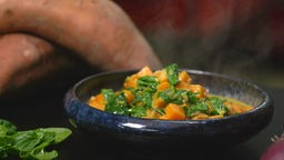 Das Curry in einer dunkelblauen Schale