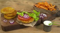 Kohlrabi-Schnitzel-Burger mit Möhrenpommes und Dip