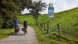 Zwei Radfahrer sind auf dem Emscher-Weg in Bottrop unterwegs.