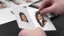 Mehrere biometrische Passfotos, die bei einem Fotografen gemacht wurden