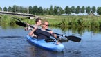 Das Bild zeigt Björn Freitag und Spitzenkoch Brian Luikel auf einem Kanu.