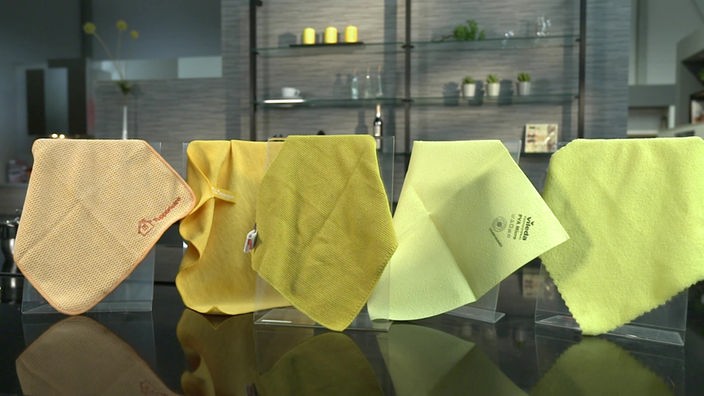 Das Bild zeigt gelbe Reinigungstücher aufgehangen.