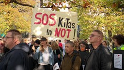 Ein Plakat auf einer Demonstration mit der Aufschrift "SOS KiTas in Not"