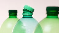 Das Bild zeigt drei grüne Kunststoffflaschen.